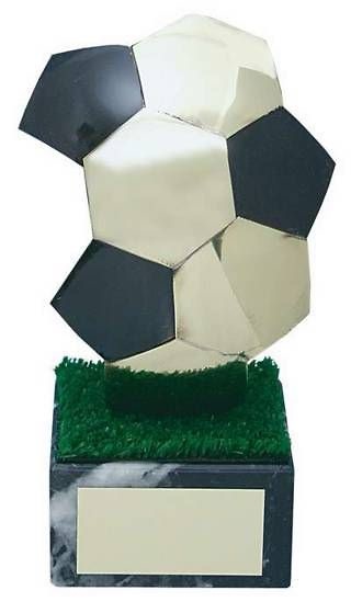 Trofeo fútbol balón negro y plateado. 