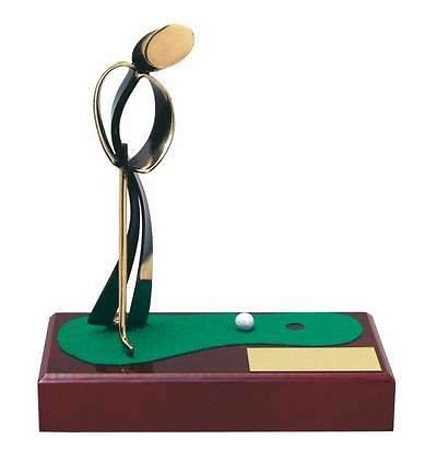 Trofeo golf tirando pelota a hoyo 